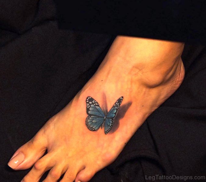 Тату бабочка на ноге маленькая объемная
