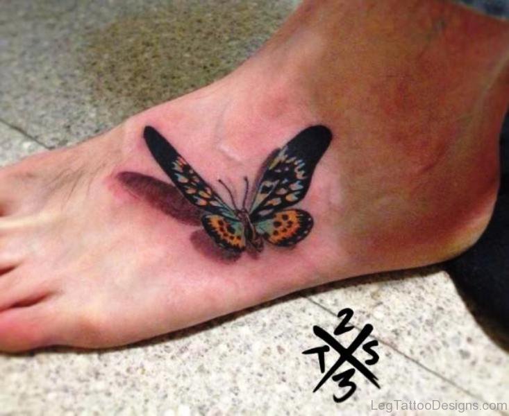 Бабочка тату на ноге у мужчины