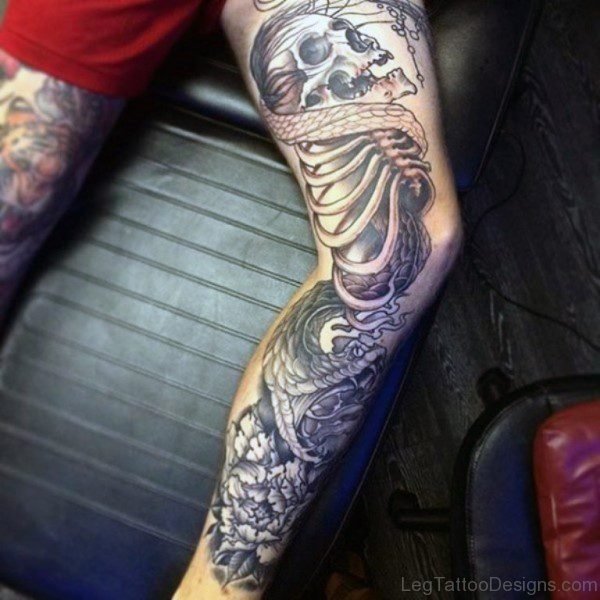 Attarctive Snake Tattoo On Leg