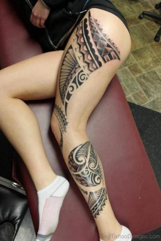 Fantatsic Tribal Tattoo On Thigh