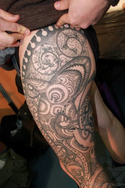 Great Looking Tribal Tattoo On Thigh